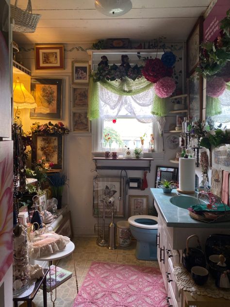 this is a antique shop in ferris tx.m bathroom. Bathroom Inspo Maximalist, Maximal Bathroom Ideas, Hippy Bathroom Ideas, Afghan Interior Design, Cluttered Bathroom Aesthetic, Fairy Grunge Bathroom, Cozy Bathroom Aesthetic Vintage, Grandma Core Bathroom, Cottage Core Bathroom Ideas