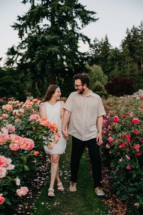 Photoshoot Garden, Spring Engagement Pictures, Engagement Romantic, Natural Poses, Couple Engagement Pictures, Garden Engagement, Wedding Engagement Pictures, Engagement Pictures Poses, Romantic Photoshoot