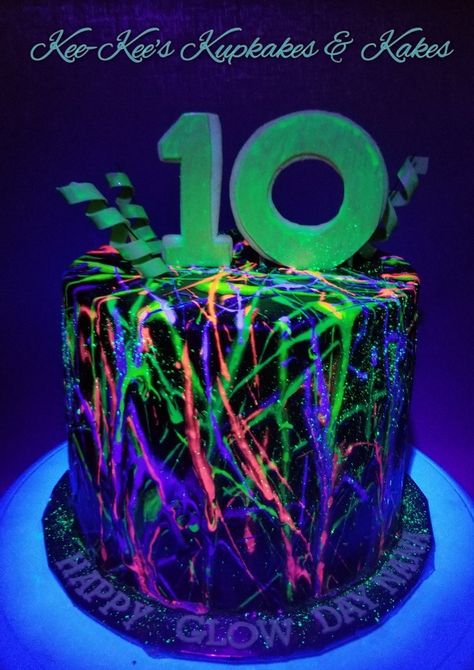 Black light, glow in the dark all edible cake using neon luster dust and tonic water Black And Neon Birthday Cake, Glow In The Dark Cake Ideas Neon, Glow In Dark Cake Ideas, Black Light Cake Ideas, Glow In The Dark Cakes Birthdays, Black Light Birthday Party, Glow In The Dark Party Cake, Glow In Dark Cake, Neon Glow Cake