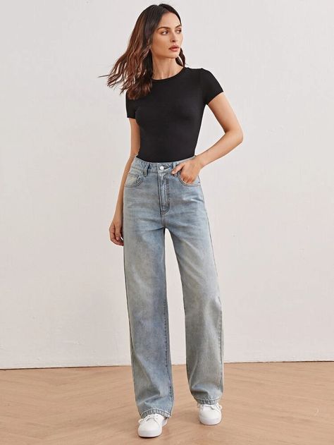 Denim And Tshirt Outfits, T Shirt And Wide Leg Jeans, T Shirt High Waisted Jeans Outfit Ideas, High Waisted Jeans And Tshirt, Women Straight Leg Jeans, Straight Jeans Women Outfit, Wide Leg Jeans And Tshirt Outfit, Straight Jeans Styling, Outfit Jeans And Tshirt