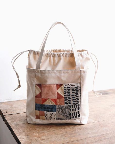 I’ve been working out a non-leather bag and really like how this tote came together. Because I appreciate your support I thought I would… Craft Bag Ideas, Patch Work Bags Ideas, Patch Work Tote Bag, Lunch Bag Diy, Patch Work Bag, Patch Tote Bag, Tas Denim, Tas Vintage, Hantverk Diy