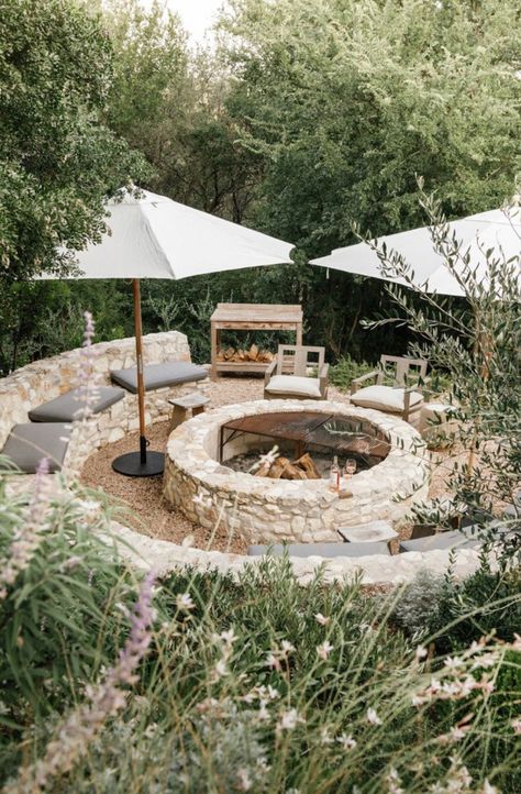 // p i t White Guara, Agave Garden Design, Ideas Terraza, Mexican Garden, Bush Garden, Raised Vegetable Gardens, Fire Pit Area, Backyard Inspo, Autumn Garden