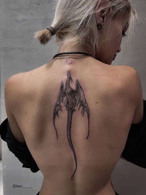 Tato Naga, Bookish Tattoos, Dragon Tattoo For Women, Spine Tattoos For Women, Dragon Tattoo Designs, Spine Tattoos, Discreet Tattoos, Subtle Tattoos, Black Ink Tattoos