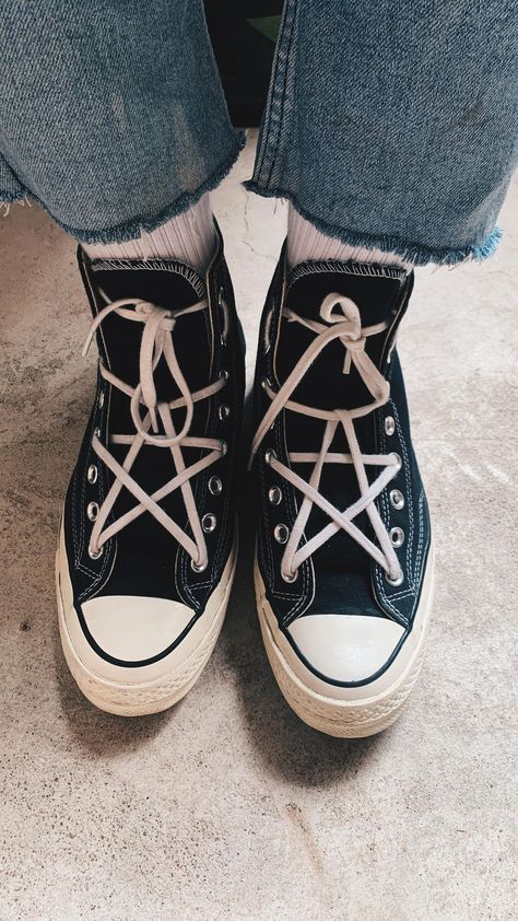 Stars On Converse, All Stars Shoes, Star Laced Converse, Converse With Colored Laces, Star Lace Converse, How To Lace Converse High Tops, Star Laces Converse Tutorial, Converse Star Laces, Converse Black Laces