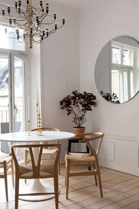 Circle Table Glass, Mirror Behind Dining Room Table, Small Apartment Dining Room Table, White Round Dinner Table, Dining Table Round White, Small Dining Room Ideas Glass Table, Round Dining Table Interior, Small Round White Dining Table, Circular Table Dining Room