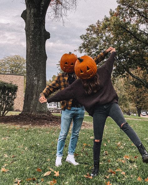 Fall activities post pumpkin patch photoshoot Fall Ideas Photoshoot, Pumpkin Patch Date Ideas, Best Friends Fall Photoshoot, Fall Inspo Photoshoot, Fall Insta Post Ideas, Couple Fall Activities, Fall Post Ideas, Fall Pictures With Boyfriend Photo Ideas, Pumpkin Patch Aesthetic Couple