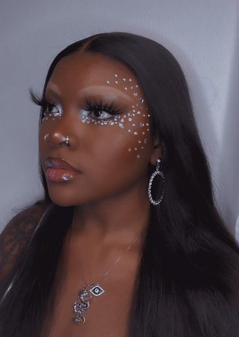 Carnival Rhinestone Makeup, Fairy Makeup With Rhinestones, Makeup Looks Using Gems, Angel Makeup For Halloween, Creative Everyday Makeup, Black Angel Makeup Looks Halloween, Fairy Makeup Looks Black Women, Makeup Inspiration Black Women, Fairy Makeup Looks Halloween