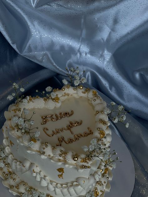 Pretty White Birthday Cake, Minimalist Bday Cake White, Golden Cake Aesthetic, 22 Yr Old Birthday Cake, White And Gold Heart Shaped Cake, Gold Birthday Cake Aesthetic, 25 Golden Birthday Ideas, 21at Birthday Cake, White And Gold Vintage Cake