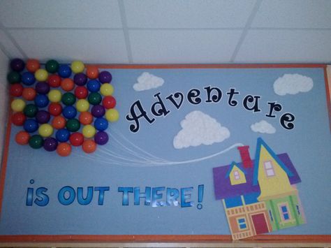 The house is really well done...if I only I could use real balloons! Up House Bulletin Board, Disney Bulletin Board Ideas, Bulletin Board Ideas College, Disney Bulletin Boards, Up Bulletin Board, Elementary School Projects, Mickey Mouse Classroom, Class Themes, Disney Themed Classroom