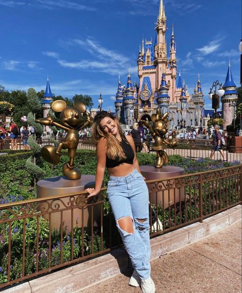 Orlando Disney World Outfit, Disney World Galaxy Edge, Orlando Florida Aesthetic Outfits, Epcot Couple Pictures, Theme Park Poses, Pictures To Take At Disney World, Poses For Disney Pictures, Orlando Picture Ideas, Disney Springs Pictures