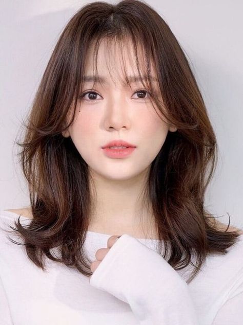 15 Stylish Korean Haircuts for Women with Medium Hair - thepinkgoose.com Korean Round Face Haircut, Aesthetic Haircuts Short, Big Forehead Haircut, Kpop Idol Bangs, Wispy Bangs Round Face, Korean Bangs Hairstyle, Light Bangs, Hair Inspiration Long, Korean Haircut