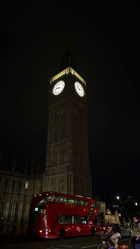 Uk Night Aesthetic, Central London At Night, London Street Night, London At Night Aesthetic, London Night Aesthetic, London Aesthetic Night, England Wallpaper, London City Night, Mlm Books