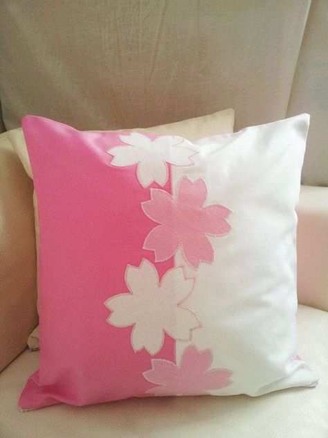 Cution covers Bantal Sofa, Sewing Cushions, Cushion Cover Designs, Pola Sulam, Pretty Pillow, Sewing Pillows, Flower Pillow, Cute Pillows, Quilted Pillow