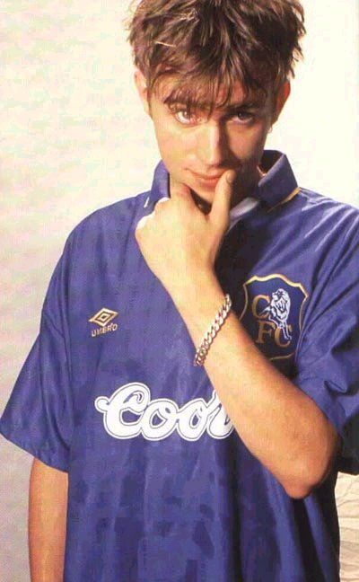 CHELSEA FAN! Damon Albarn Young, Blur Band, Band Photography, Things To Do With Boys, Damon Albarn, Courtney Love, British Boys, The Strokes, Albert Camus