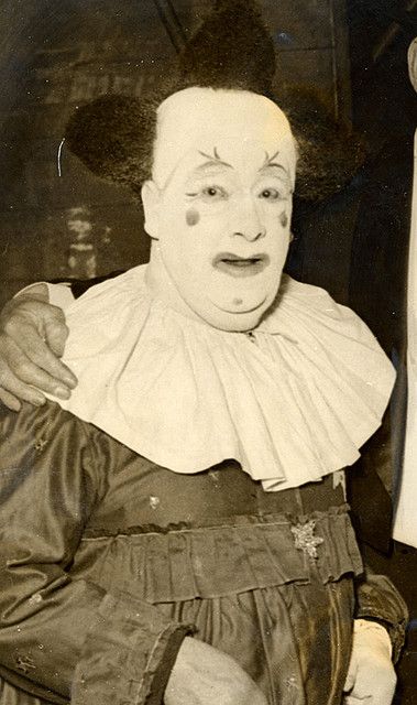 now that's a creepy clown Mexican Clown, Clowns Vintage, Creepy Old Photos, Creepy Clowns, Herman Munster, Circus Sideshow, Clown Face, Creepy Vintage, Creepy Photos