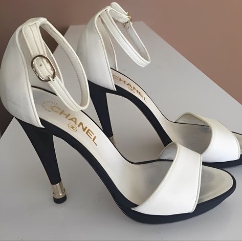 𝖼𝗁𝖺𝗇𝖾𝗅 Chanel Heels, Shoes Chanel, Dr Shoes, Heels White, Girly Shoes, White Heels, Aesthetic Shoes, Womens Shoes High Heels, Swag Shoes