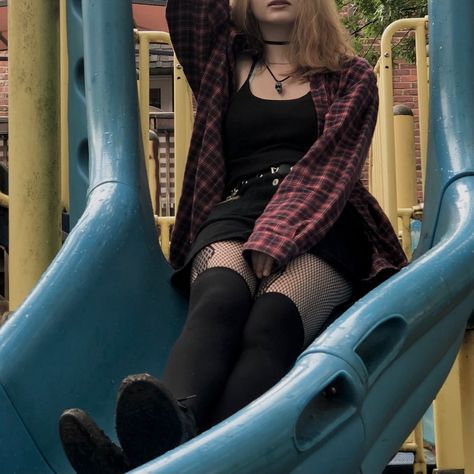 Egirl Grunge Aesthetic, Female Grunge Aesthetic Outfits, Egirl Astethic, Alt First Day Of School Outfit, Grunge Outfit 90s, Tumblr Grunge Aesthetic Outfit, 90s Grunge Clothes Aesthetic, 90s Grunge Style Vintage, Grunge Fem Outfits