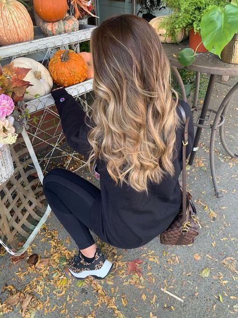 fall hair colors, winter hair color, dark fall hair colors, brunette balayage hair Balyage Long Hair, Cabelo Ombre Hair, Rambut Brunette, Kadeřnické Trendy, Brown Hair Inspo, Vlasové Trendy, Brunette Hair With Highlights, Brunette Balayage, Ombre Hair Blonde