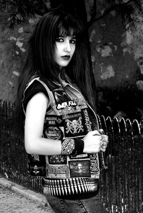 Thrash metal fashion Thrash Metal Fashion, Blackmetal Aesthetic, Metal Head Fashion, Thrash Metal Outfit, Thrash Metal Style, Metal Girl Style, Bullet Belt, Battle Jackets, Battle Vest