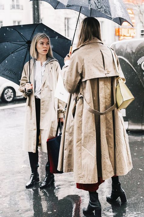 Rainy Outfit Ideas, Trench Coat Street Style, Rainy Day Outfit Winter, Rainy Outfit, Rainy Day Outfit For School, Rainy Day Outfit For Work, Bota Over The Knee, Pfw Street Style, Cute Umbrellas