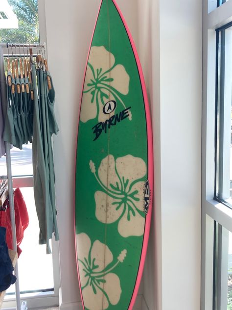 Short Board Surfboard, Cute Surfboards, Pretty Surfboard, Surf Board Aesthetic, Surf Boards Designs, Painted Surfboard Ideas, Vintage Surf Board, Aesthetic Surfboard, Surf Bored
