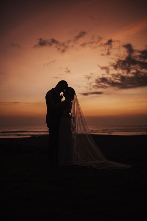 Sungai Tinggi Beach Villa Wedding of Andrew and Connie in Bali Wedding Silhouette Photos, Wedding Silhouette Photography, Beach Wedding Aesthetic Sunset, Wedding Silhouette Couple, Wedding Couple Silhouette, Wedding Pictures Beach, Couples Beach Photography, Night Wedding Photos, Villa Bali