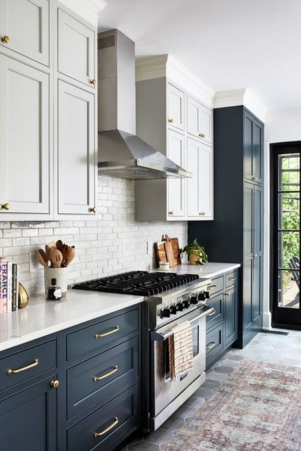 Navy lower cabinetry and white upper cabinets Model Dapur, Interior Dapur, Kitchen Ideas Dark Cabinets, Kabinet Dapur, Kitchen Ideas Dark, Blue Kitchen Cabinets, Brown Cabinets, Blue Cabinets, Dark Kitchen Cabinets