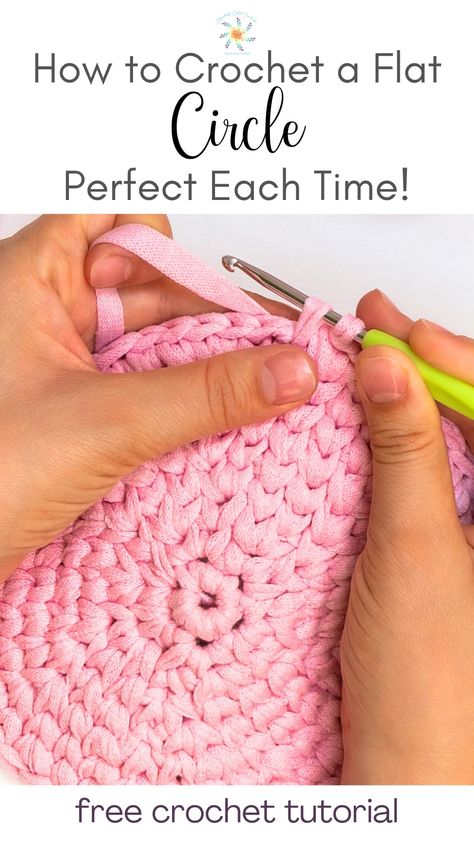 Crochet Tutorials, Crochet A Flat Circle, Crochet A Circle, Gold Crochet, How To Make Coasters, Step By Step Crochet, Crochet Circles, Crochet Lessons, Single Crochet Stitch