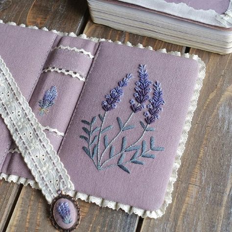 Couture, Embroidery Video, Lavender Crafts, غلاف الكتاب, Fabric Book Covers, Book Cover Diy, Embroidery Book, Fabric Journals, Embroidery Videos