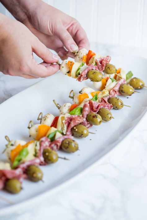 Antipasto Skewers | Party appetizers, entertaining ideas, party ideas, party recipes and more from @cydconverse Antipasto Skewers, Quick And Easy Appetizers, Party Appetizers Easy, Party Food Platters, Läcker Mat, God Mat, Party Appetizers, Deilig Mat, Holiday Appetizers