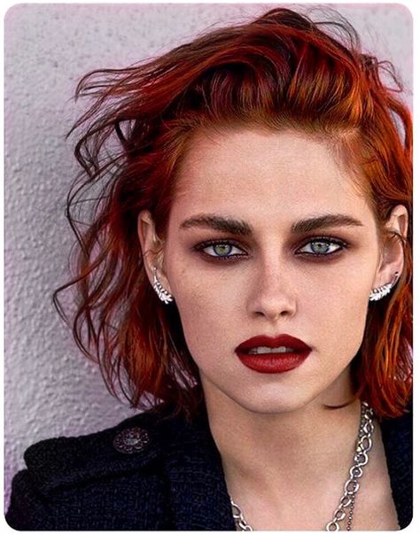 Kristen Stewart makes a stunning redhead!   Henna / red hair / beautiful / copper / shiny / glossy / freckles /messy bob / rock chick / green eyes / red lips / makeup for redheads / full brows / natura brows / brown smokey eye / vibrant / henna / auburn Kristen Stewart, Auburn Red Hair Color, Auburn Red Hair, Red Hair Green Eyes, Redhead Makeup, Smokey Eye For Brown Eyes, Red Lip Makeup, Copper Hair, Red Hair Color