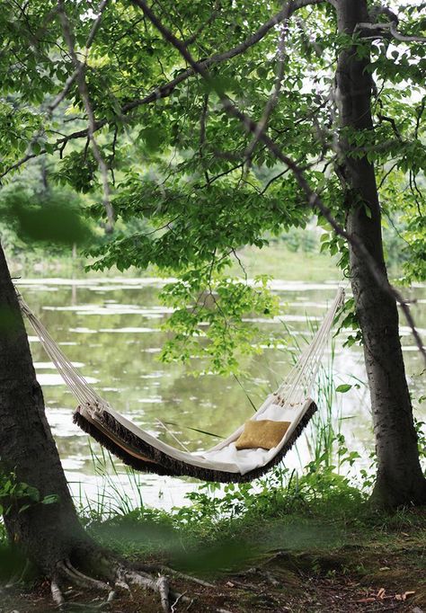 How to turn a canvas drop cloth and a little trim into a handsome portable hammock for outdoorsy weekend getaways. #DIY Country Life, The Great Outdoors, Backyard Hammock, Diy Hammock, Outdoor Hammock, Current Mood, Garden Cottage, Diy Outdoor, Plein Air