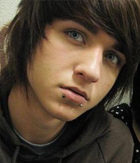 he's gorgeous.not entirely sure who he is,I just know his name is Alex Evans and his eyes are gorgeous. Guy With Lip Piercing, Mens Piercings, Blonde Guy, Emo Boy Hair, Style Emo, Alex Evans, Cute Emo Guys, Scene Guys, Emo Scene Fashion