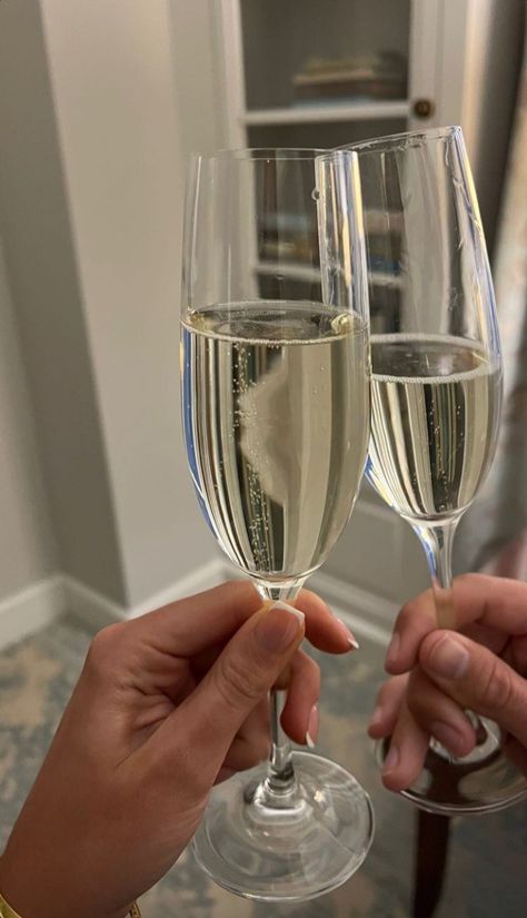 Toasting Champagne Aesthetic, Essen, Champagne Flute Aesthetic, Birthday Champagne Aesthetic, Aesthetic Champagne Pictures, Classy Champagne Aesthetic, Champagne Glasses Birthday, Champaign Glass Aesthetic, Champagne Flutes Aesthetic