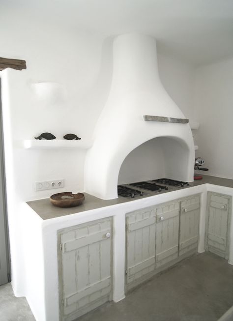 Paros, Greece. Traditional built kitchen counter and hood. Greek Kitchen Ideas, Greece Kitchen Design, Greek Villa Kitchen, Greece Kitchen, Cob Kitchen, Plaster Kitchen, Kitchen Hood Ideas, Greek Kitchen, Kitchen Island With Stove