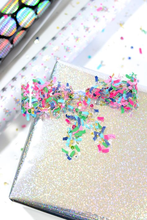 Make a simple confetti bow using clear tape! Confetti Gift Wrap, Natal, Clear Cellophane Wrapping Ideas, Clear Wrapping Paper Ideas, Diy Birthday Gift Wrapping Ideas, Decorate Paper Bag, Diy Birthday Wrapping Paper, Diy Birthday Favors, Confetti Crafts