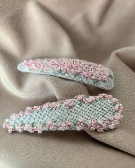 Hair Accessories Embroidery, Hand Embroidery Hair Clips, Hair Clips Embroidery, 2023 Hair Accessories, Hair Clip Embroidery, Embroidered Clips, Embroidery Clips, Embroidered Hair Accessories, Embroidery Hair Clips