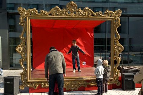 Picture frame stage Giant Picture Frame Ideas, Giant Picture Frame, Launch Event Ideas, Frame Installation, Frame Props, Photo Zone, Christmas Photo Booth, Prop Making, Paint Can