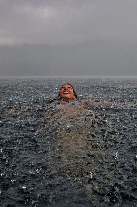 embracing the rain Lev Livet, Foto Tips, Foto Art, Foto Inspiration, In The Ocean, Her Eyes, 인물 사진, Photo Instagram, In The Rain