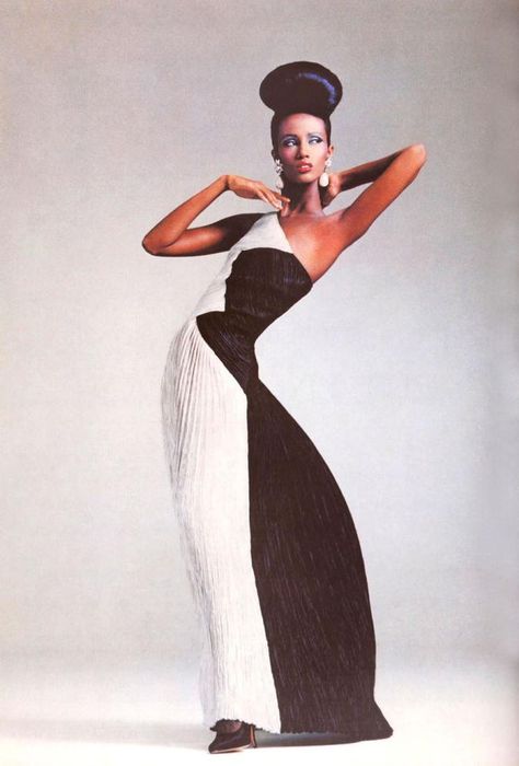 Iman   Supermodel Moda 80s, Vogue Poses, Mode Poses, Poses Modelo, Looks Hip Hop, High Fashion Poses, Vogue Vintage, Fashion Model Poses, Paolo Roversi