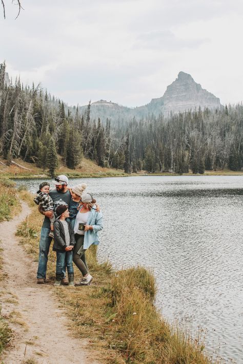 Family Vacation Mountains, Family Pics In Mountains, Outdoorsy Family Aesthetic, Outdoor Family Adventures, Outdoor Family Aesthetic, Travel Aesthetic Family, Adventure Lifestyle Aesthetic, Family Hiking Photos, Family Hike Aesthetic