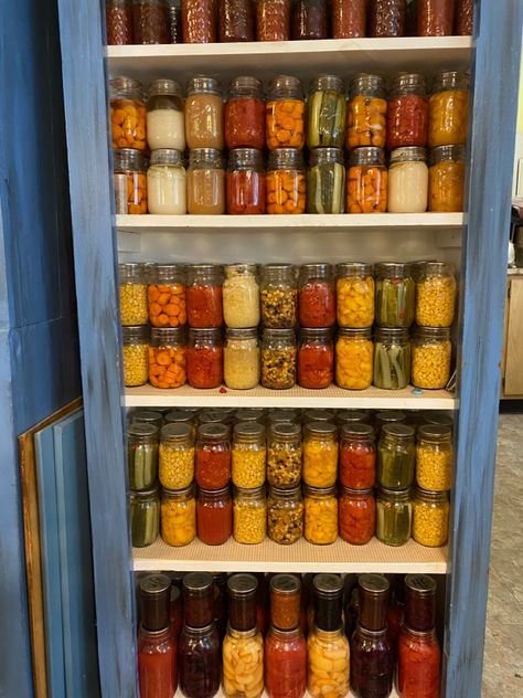 Pantry Designs, Canned Foods, Canned Food Storage, Canned Goods, Vegetable Storage, Farm Stand, Pantry Design, Food Pantry, Canning Jars