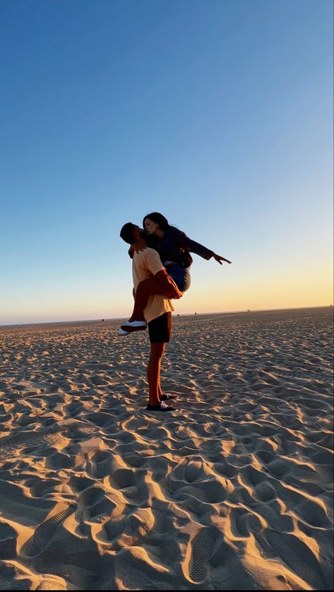 Beach Walk With Boyfriend, Carrying My Girlfriend, Being Carried By Boyfriend, Boyfriend Carrying Girlfriend Aesthetic, Couples Carrying Pictures, Couple Carrying Pose, Boyfriend Carrying Girlfriend, Carrying Girlfriend, Beach Couple Poses