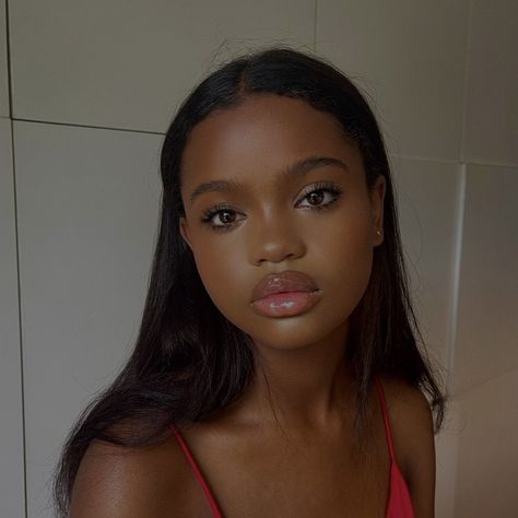 Natural Dewy Prom Makeup, Low Glam Makeup, Refreshing And Airy Makeup, Simple Makeup Round Face, Basic Prom Makeup Natural, Natural Flushed Makeup, Minimal Everyday Makeup, Soft Makeup Brown Skin, Easy Date Night Makeup