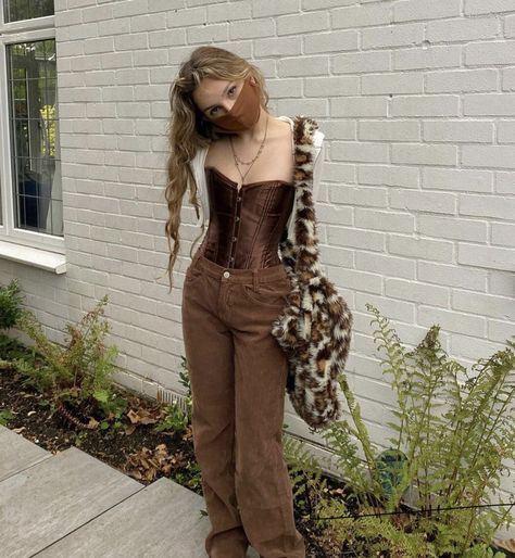 Brown Aesthetic Outfit, Looks Pinterest, Corset Outfit, Outfits 90s, Shotting Photo, Look Retro, Brown Outfit, Looks Street Style, Streetwear Fashion Women