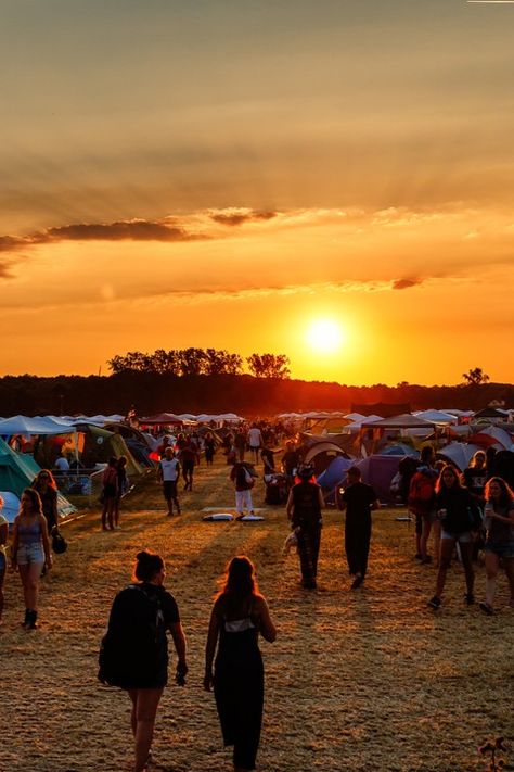 Whether it’s discovering new underground acts or indulging a travel buzz, music fans demand an extraordinary experience from festivals these days. A festival no longer means piling into a field for a weekend and accepting the meagre facilities on offer.  #music #love #summer #musicfestival #rave #party #fashion #dance #techno #festivalfashion #fun #edm #boho #livemusic #dj #festivalseason #instagood #wanderlust #housemusic #electronicmusic #bohochic #trance #coachella Beyond The Valley Festival, Festivals Aesthetic, Desert Music Festival, Festival Moodboard, Concert Outdoor, Sunset Music Festival, Music Festival Aesthetic, Fusion Festival, Small Festival