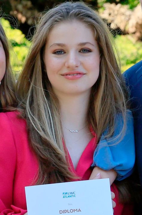 Why does Princess Leonor wear a necklace with a word in Arabic and what does it mean? Uwc Atlantic College, Moulay Hassan, Lalla Salma, Leonor Princess Of Asturias, Princess Of Spain, Arabic Necklace, Arabic Letters, Royalty Fashion, Princess Leonor