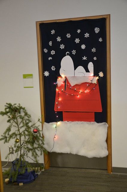 Office Door Holiday Decorations, Xmas Door Decoration, Snoopy Door Decorations Christmas, Door Decorating Halloween Contest, Christmas Locker Ideas, Snoopy Christmas Door Decorations, Locker Christmas Decorations, Snoopy Door Decorations, Snoopy Door Decorations Classroom