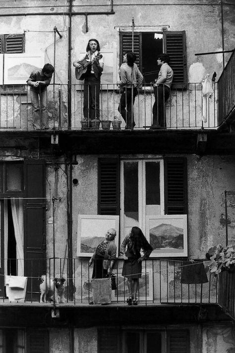 Italians are masters of embracing joy in the everyday, of living simply, but living right. Of eating well. Of loving. Of savouring moments. https://italysegreta.com/what-it-means-to-be-italian/ Black And White 70s Photography, Berenice Abbott, 70s Black And White Photography, Vintage Foto's, Foto Tips, Vintage Italy, Photo Vintage, Foto Vintage, Foto Art