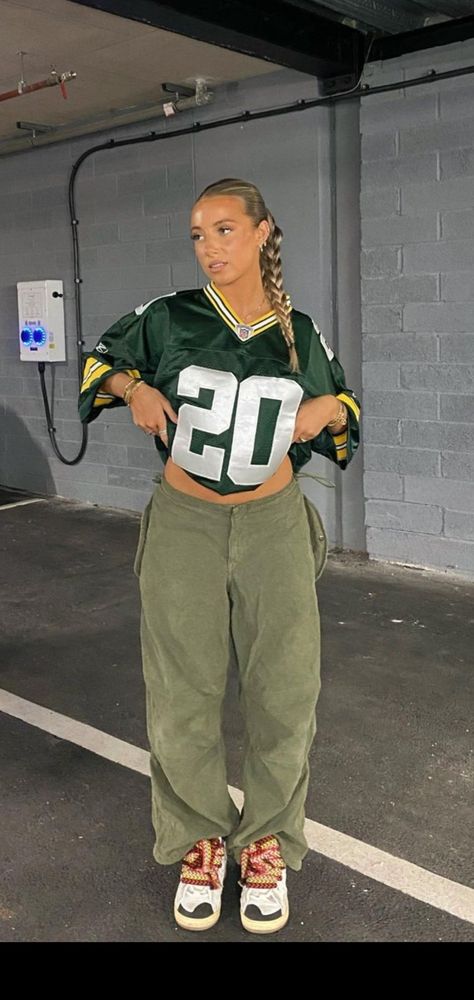 Nfl Draft Outfit Women, Jersey Outfits Aesthetic, Packers Outfit Woman, Packers Jersey Outfit Woman, Football Outfits For Women Games, Styling Jersey Women, Nba Style Fashion Women, American Football Jersey Outfit Women, Detroit Tigers Outfit Woman